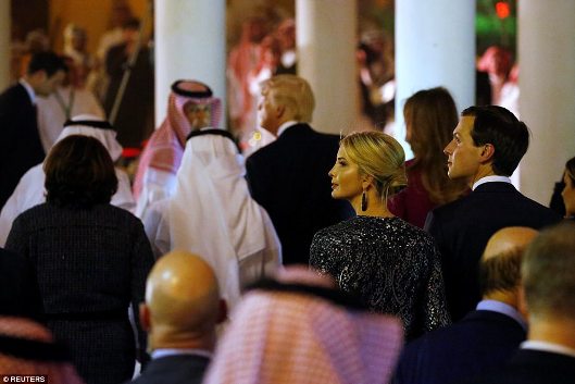 Thăm Saudi Arabia, Tổng thống Trump múa gươm tại Điện Murabba ảnh 3