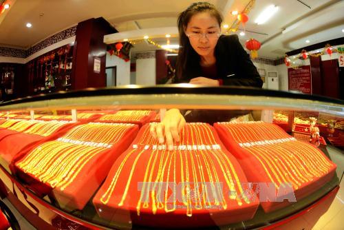 Giá vàng châu Á 'đi ngang' trong lúc USD xuống giá ảnh 1