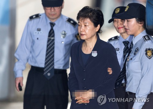 Cựu Tổng thống Hàn Quốc Park Geun-hye bị còng tay, hốc hác trên đường ra hầu tòa ảnh 1