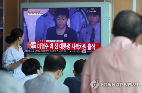 Cựu Tổng thống Hàn Quốc Park Geun-hye bị còng tay, hốc hác trên đường ra hầu tòa ảnh 2
