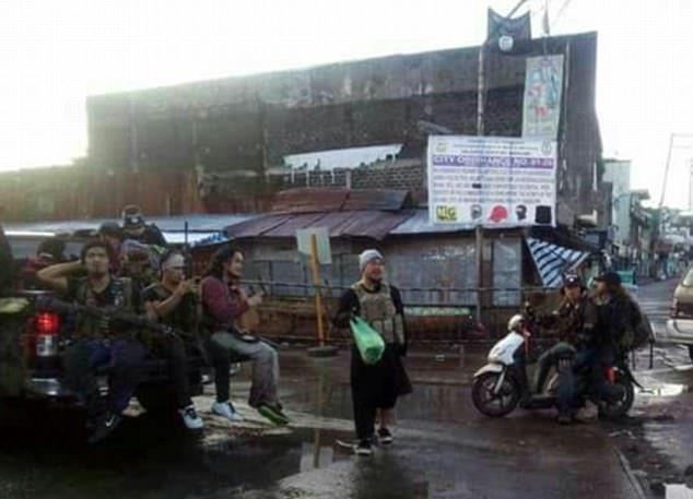Phiến quân làm loạn tại miền nam Philippines, chặt đầu cảnh sát trưởng ảnh 1
