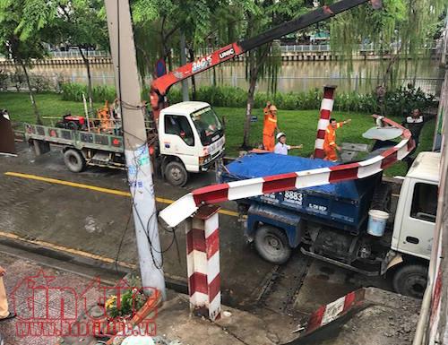 Giao thông tê liệt vì xe ben kẹt dưới gầm cầu ảnh 1
