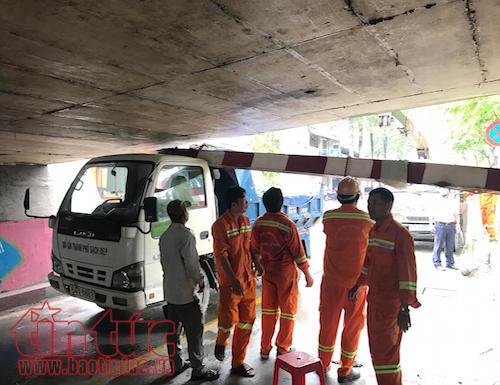 Giao thông tê liệt vì xe ben kẹt dưới gầm cầu ảnh 2