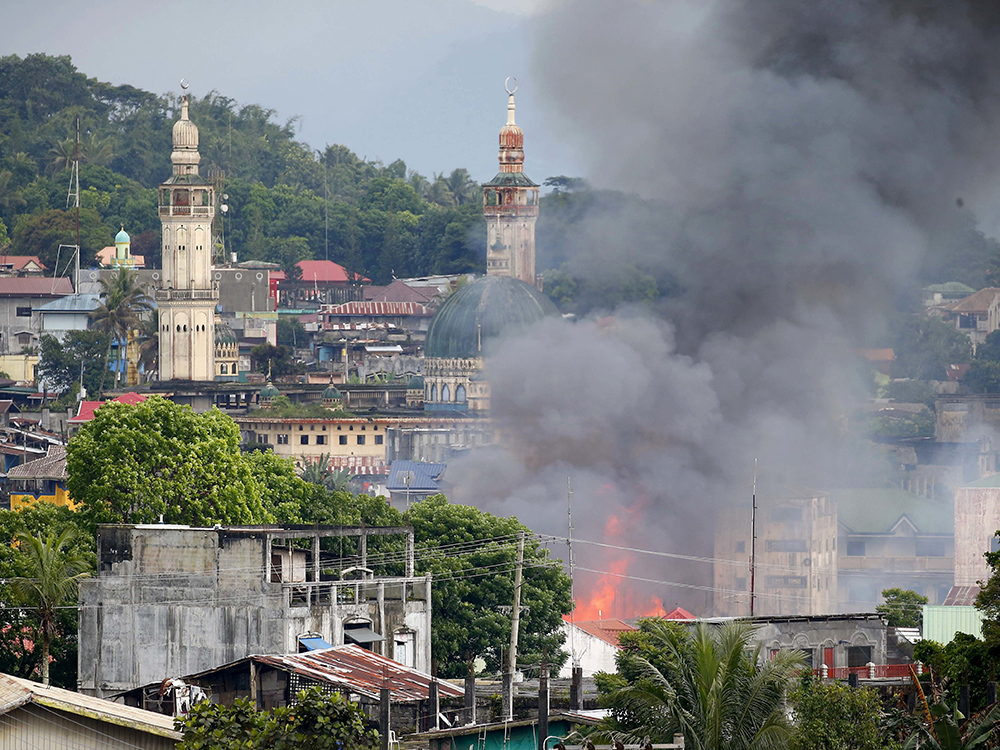 Quân đội không kích phiến quân Maute, dân Marawi vẫy cờ trắng ảnh 1
