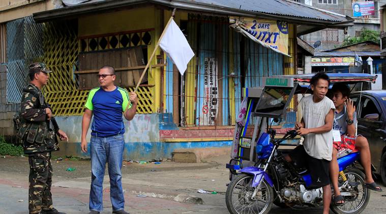Quân đội không kích phiến quân Maute, dân Marawi vẫy cờ trắng ảnh 2