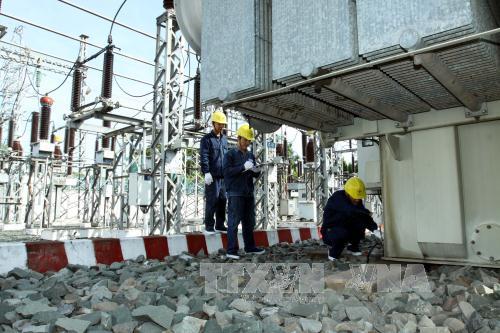 Công ty Lưới điện Cao Thế thực hiện công trình “Thay máy biến thế 110/22 kV Tân Bình 1, TP.Hồ Chí Minh, phục vụ nâng cấp điện áp lên 22kV” nhằm đảm bảo cung cấp điện ổn định cho sản xuất và sinh hoạt. Ảnh: Thanh Vũ/TTXVN