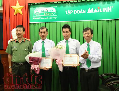 Dũng cảm bắt cướp, hai tài xế taxi được Công an TP Hồ Chí Minh khen thưởng ảnh 1