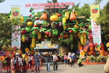 Người dân ùn ùn kéo về lễ hội trái cây Nam bộ lần thứ 13 ảnh 1