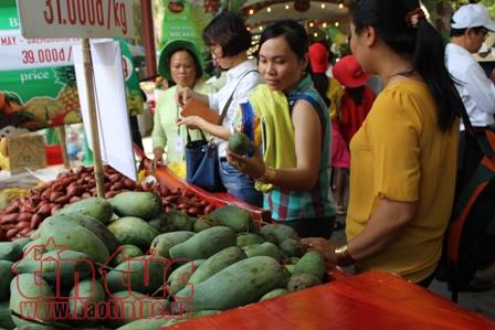 Người dân ùn ùn kéo về lễ hội trái cây Nam bộ lần thứ 13 ảnh 6