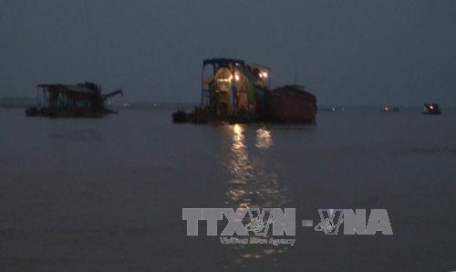 Hà Nội: Tạm giữ 50 phương tiện khai thác cát trái phép ảnh 1