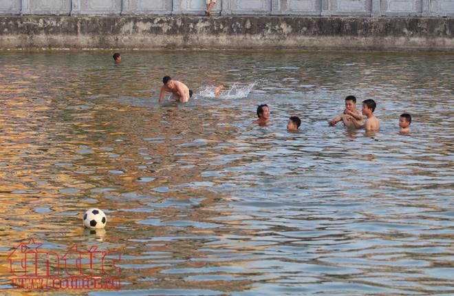Bất chấp cảnh báo cấm bơi, người dân Hà Nội đổ xô ra sông hồ 'giải nhiệt' ảnh 1