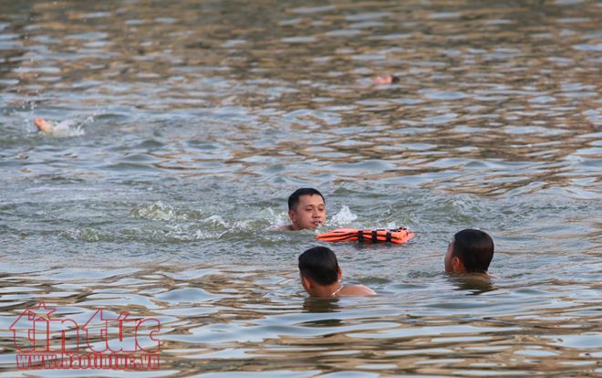 Bất chấp cảnh báo cấm bơi, người dân Hà Nội đổ xô ra sông hồ 'giải nhiệt' ảnh 2