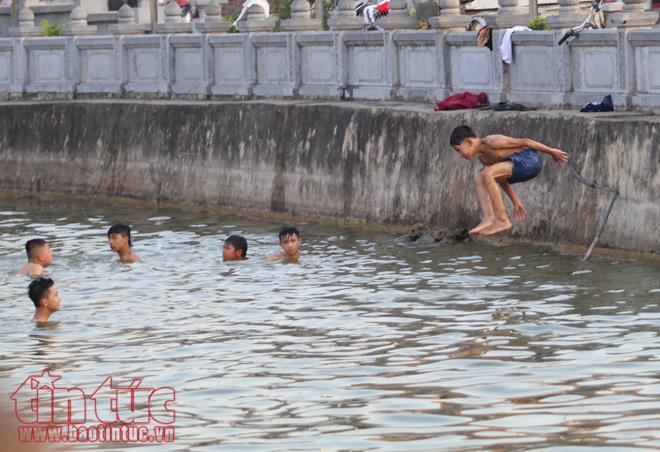 Bất chấp cảnh báo cấm bơi, người dân Hà Nội đổ xô ra sông hồ 'giải nhiệt' ảnh 3
