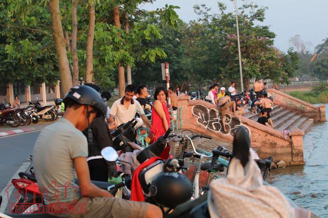Bất chấp cảnh báo cấm bơi, người dân Hà Nội đổ xô ra sông hồ 'giải nhiệt' ảnh 5