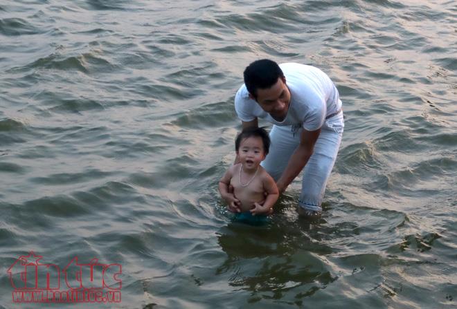 Bất chấp cảnh báo cấm bơi, người dân Hà Nội đổ xô ra sông hồ 'giải nhiệt' ảnh 7