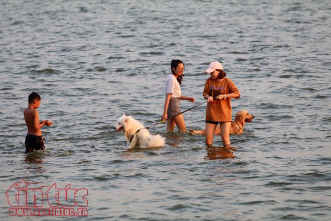 Bất chấp cảnh báo cấm bơi, người dân Hà Nội đổ xô ra sông hồ 'giải nhiệt' ảnh 8