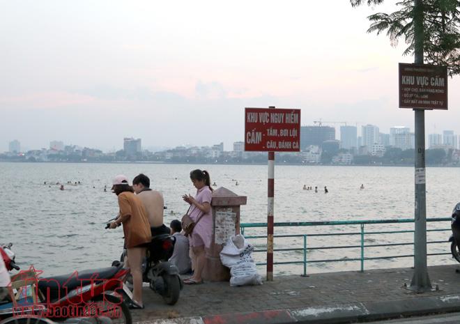 Bất chấp cảnh báo cấm bơi, người dân Hà Nội đổ xô ra sông hồ 'giải nhiệt' ảnh 9