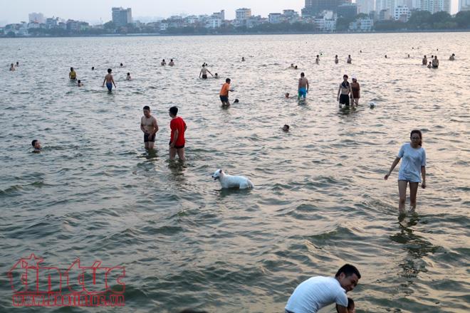 Bất chấp cảnh báo cấm bơi, người dân Hà Nội đổ xô ra sông hồ 'giải nhiệt' ảnh 10