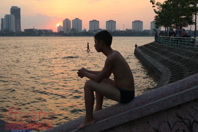 Bất chấp cảnh báo cấm bơi, người dân Hà Nội đổ xô ra sông hồ 'giải nhiệt' ảnh 11