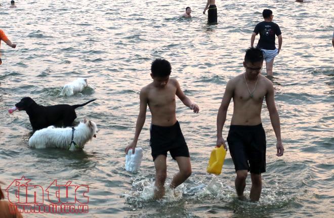 Bất chấp cảnh báo cấm bơi, người dân Hà Nội đổ xô ra sông hồ 'giải nhiệt' ảnh 12