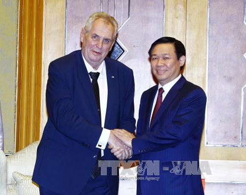 Phó Thủ tướng Vương Đình Huệ hội kiến Tổng thống Cộng hòa Séc Milos Zeman ảnh 1