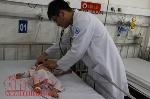  Bé trai suýt mất mạng vì nuốt phải côn trùng còn sống ảnh 1