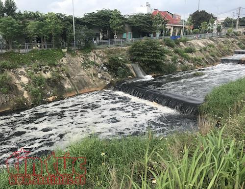 Kênh Ba Bò lại tái ô nhiễm, nước đen đặc bốc mùi hôi tanh ảnh 1