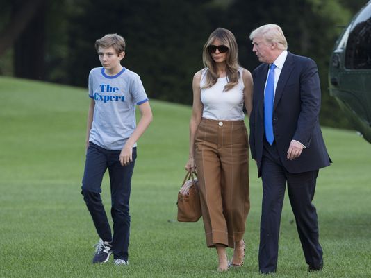 Hình ảnh đầu tiên khi Đệ nhất Phu nhân Melania và cậu út chính thức dọn vào Nhà Trắng ảnh 1