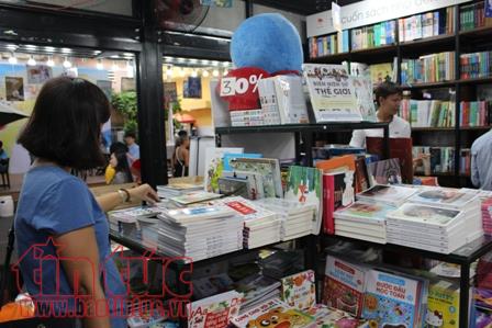 Mỗi ngày 6.000 lượt khách đến với đường sách TP Hồ Chí Minh ảnh 1