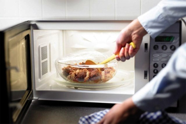 Làm gì khi lò vi sóng bị nhiễm điện? ảnh 1