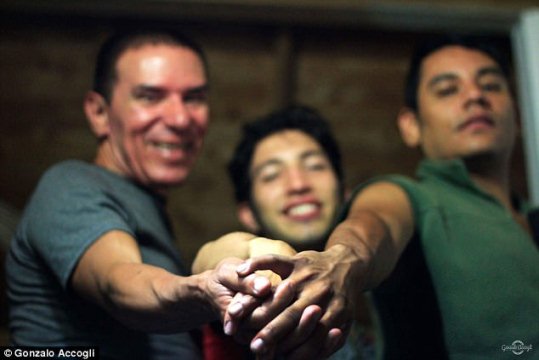 Colombia lần đầu công nhận hôn nhân giữa ba người đàn ông ảnh 2