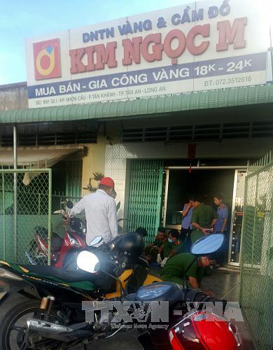 Táo tợn chém người, cướp tiệm vàng giữa ban ngày ảnh 1