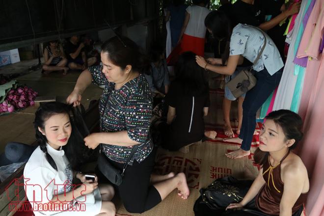 Chen chân chụp ảnh sen Hồ Tây ảnh 3