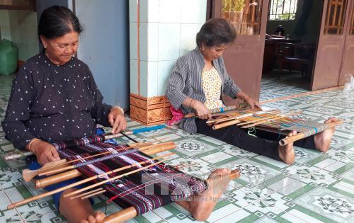 Người 'giữ lửa' nghề dệt thổ cẩm ở Bình Phước ảnh 2