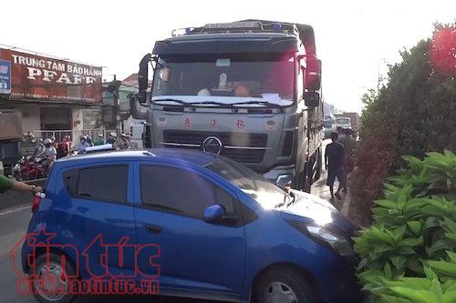 5 người trong ô tô la hét kêu cứu vì bị xe tải đâm trúng ảnh 1