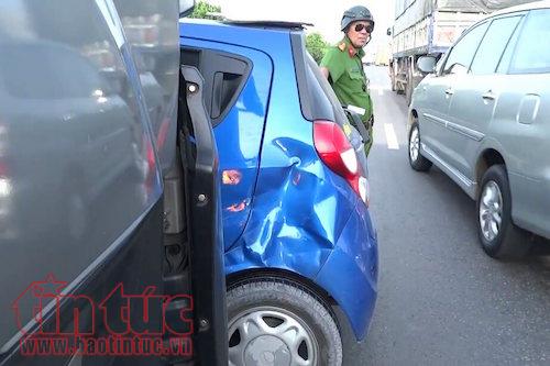 5 người trong ô tô la hét kêu cứu vì bị xe tải đâm trúng ảnh 2