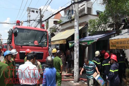 Cháy nhà nghi do chập điện, một cụ bà nhanh chân chạy thoát ảnh 1