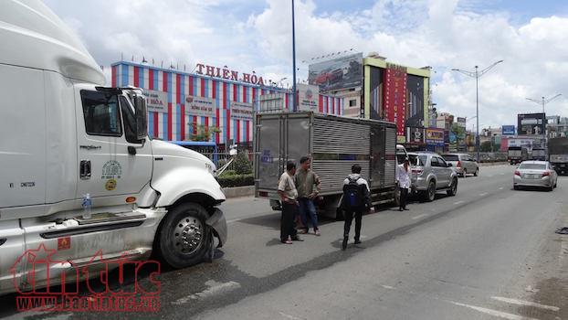 Bị xe container 'lùa' phía sau khi dừng đèn đỏ, 4 người trong ô tô hoảng loạn ảnh 1