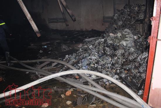 Tận mắt hình ảnh tan hoang sau vụ cháy nổ dữ dội kho hàng 5.000m2 cận cảng Sài Gòn ảnh 6