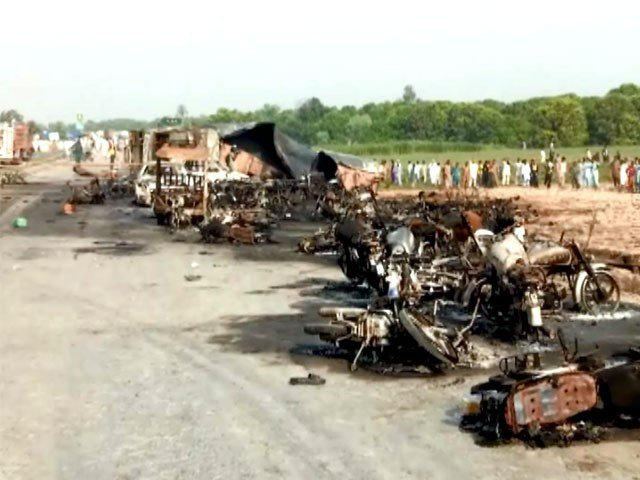 Ám ảnh hiện trường vụ lật xe chở dầu khiến 123 người chết cháy tại Pakistan ảnh 4