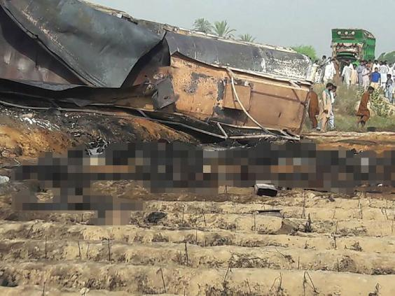 Vụ cháy xe chở dầu: Số người chết đã vượt 150, Thủ tướng Pakistan tức tốc về nước ảnh 1