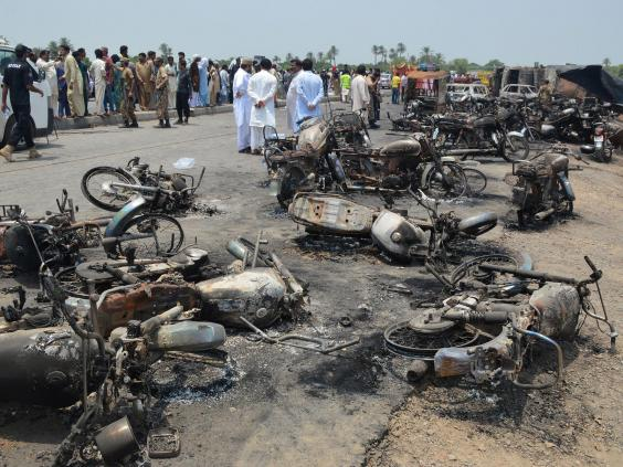 Vụ cháy xe chở dầu: Số người chết đã vượt 150, Thủ tướng Pakistan tức tốc về nước ảnh 2