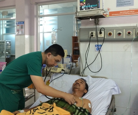 Bệnh nhân ngưng tim, ngưng thở được bệnh viện quận sốc điện 5 lần để cứu sống ảnh 1