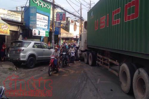 3 người la hét hoảng loạn trong xe ô tô bị container mất lái đâm nát ảnh 1