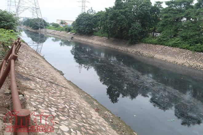 Sông Thủ đô 'thoi thóp' vì bùn, rác ảnh 1