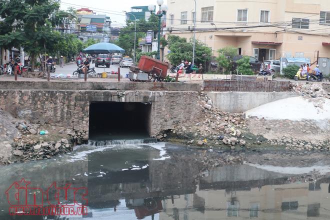Sông Thủ đô 'thoi thóp' vì bùn, rác ảnh 3