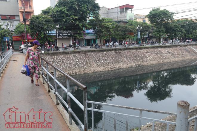 Sông Thủ đô 'thoi thóp' vì bùn, rác ảnh 15