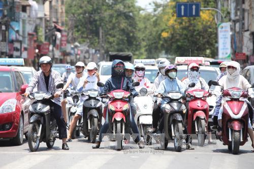 Miền Trung nắng nóng gay gắt trên 37 độ, miền Bắc mưa rào và dông ảnh 1
