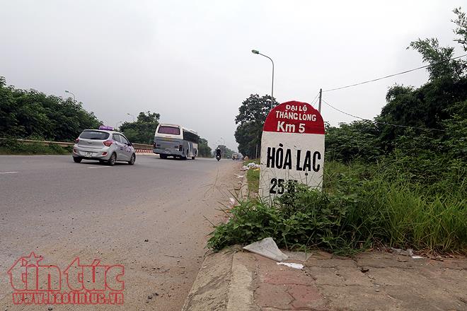 Đại lộ Thăng Long cỏ dại cao ngút đầu, ngổn ngang rác thải ảnh 6