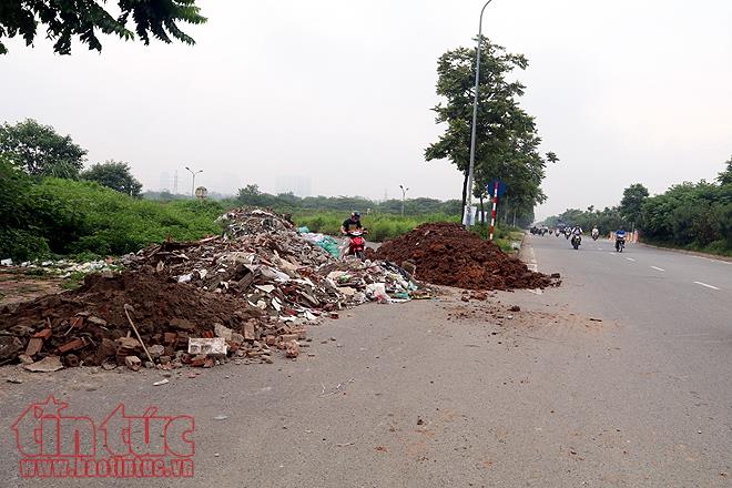 Đại lộ Thăng Long cỏ dại cao ngút đầu, ngổn ngang rác thải ảnh 21